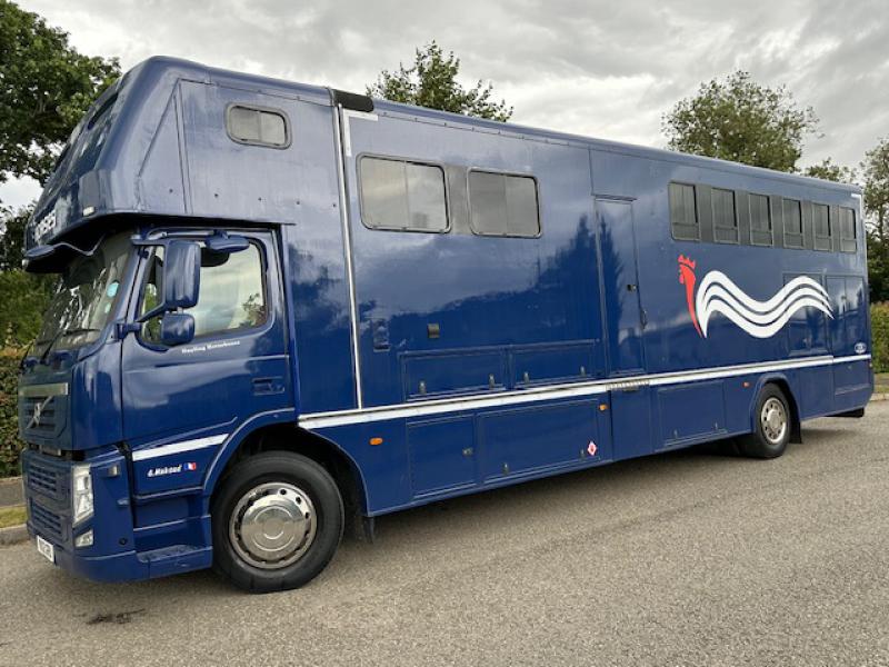 24-879-2012 18 Ton Volvo FM 330 Automatic Coach built by Hayling truck horseboxes. Stalled for 6. Smart spacious living, sleeping for 4. Toilet and shower. Recent build.... LIKE NEW!